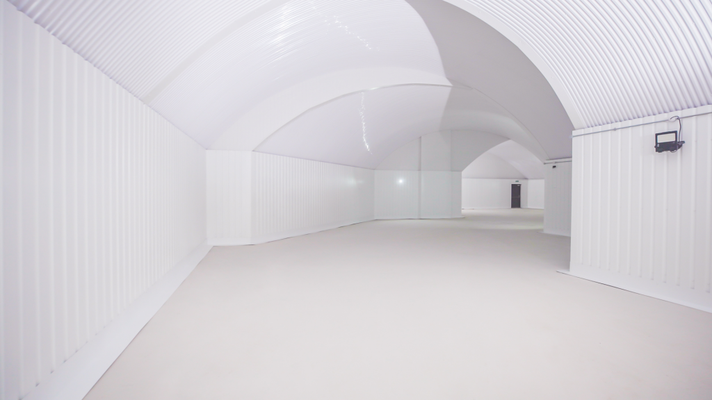 An empty arch with white lining