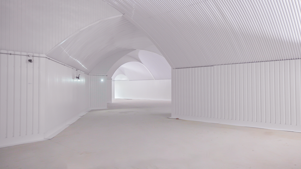 An empty arch with white lining