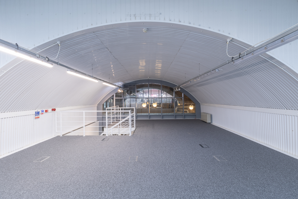 An empty arch with white lining