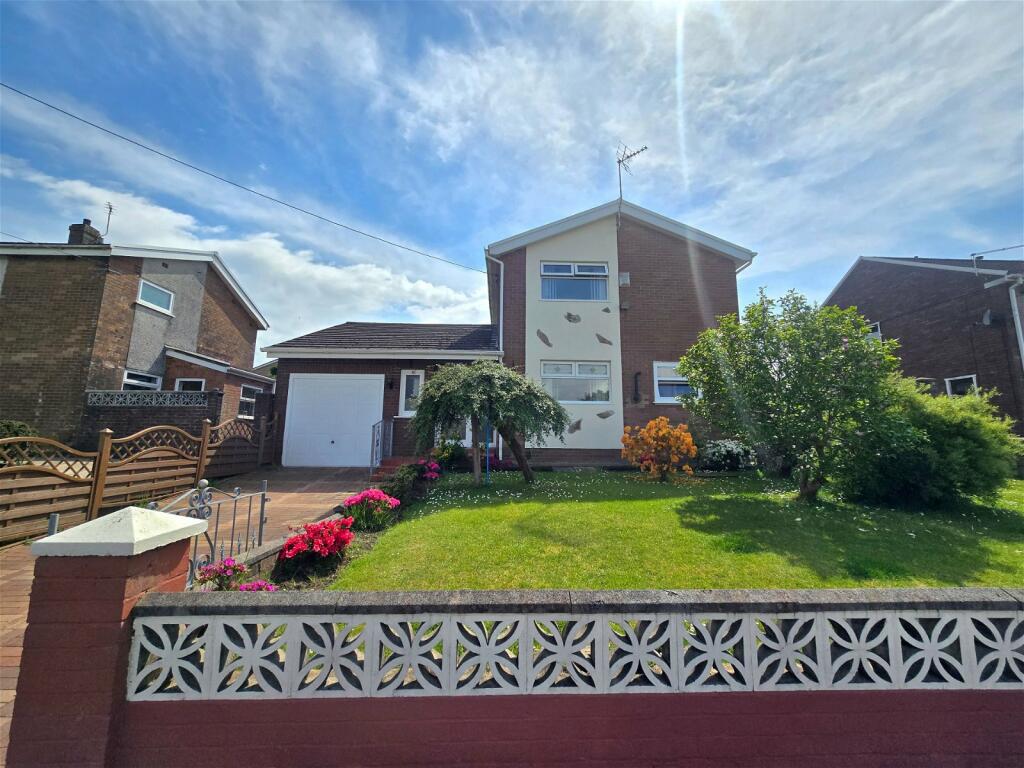 3 bedroom detached house for sale in Pengors Road, Llangyfelach