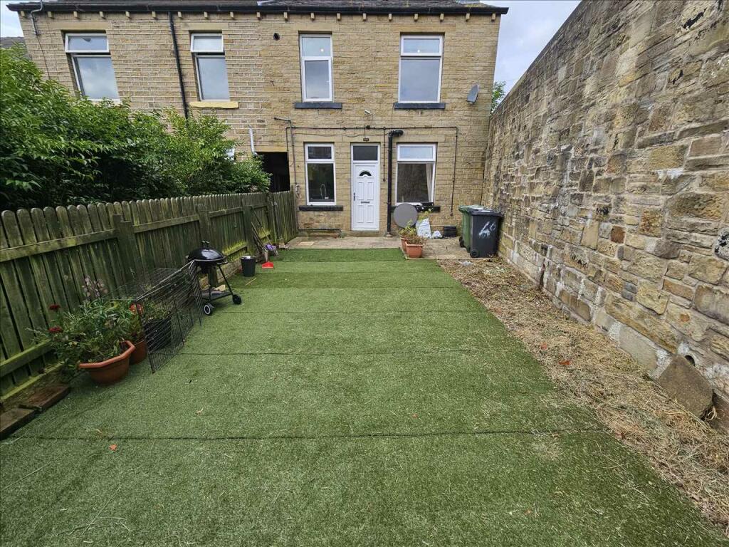 2 bedroom terraced house for rent in Clough Road, Huddersfield, HD2