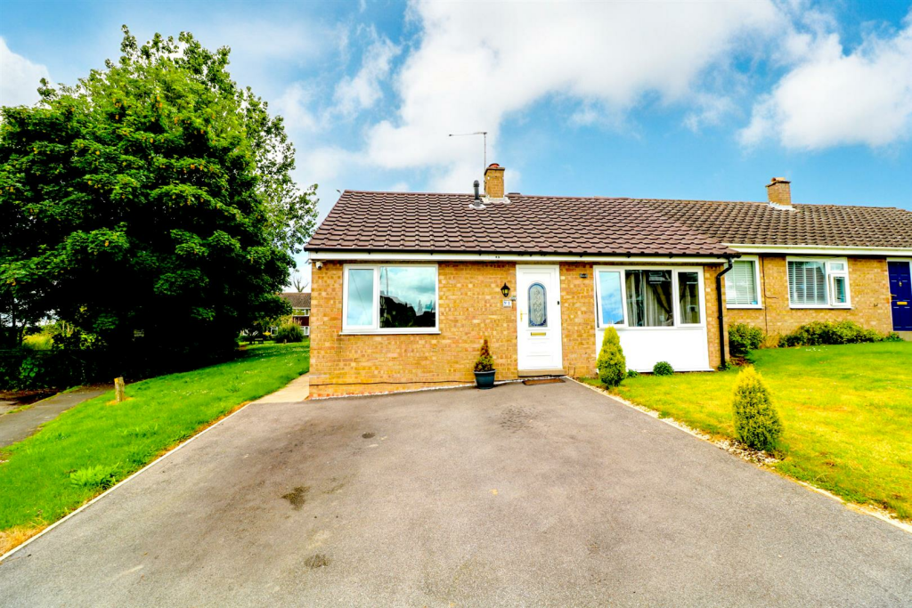 2 bedroom semidetached bungalow for sale in Wykes Road, Yaxley, Peterborough, PE7