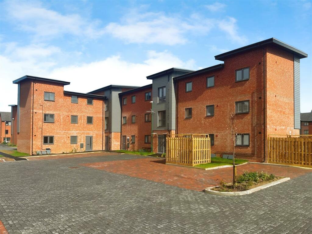 2 bedroom apartment for rent in Oakhurst Village, The Green, Shirley