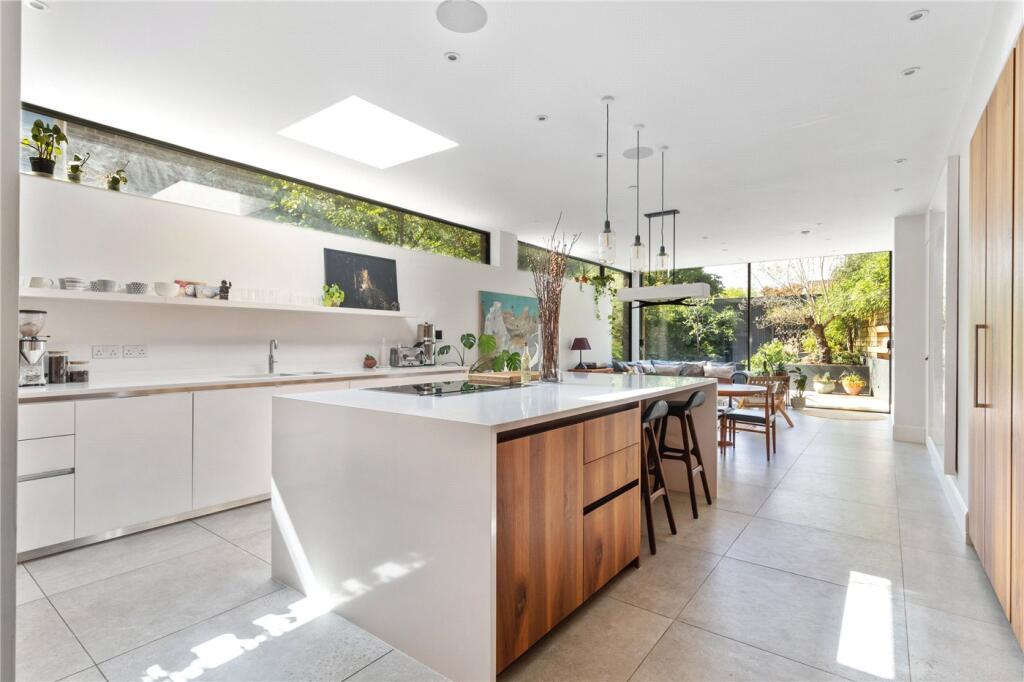 Main image of property: Queen Elizabeth's Walk, London, N16