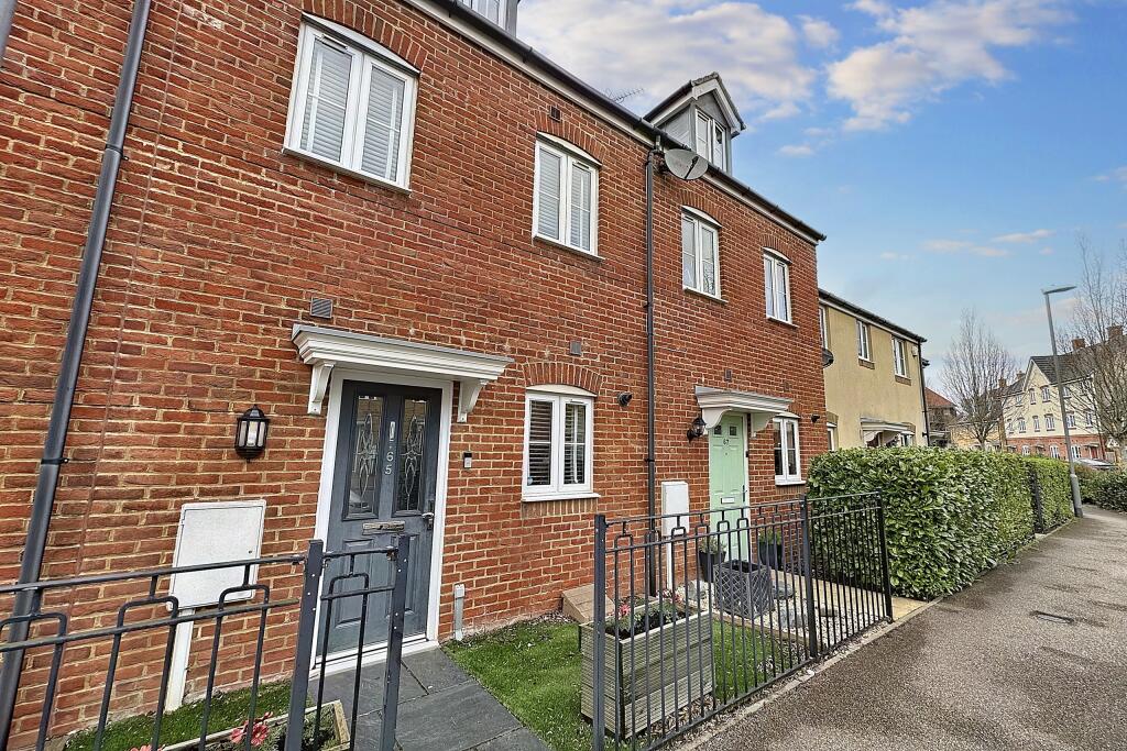 3 bedroom terraced house for sale in Finn Farm Road, Kingsnorth