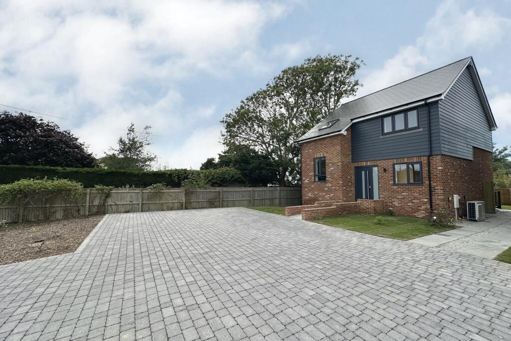 3 bedroom detached house for sale in Willop Close, Dymchurch, Romney