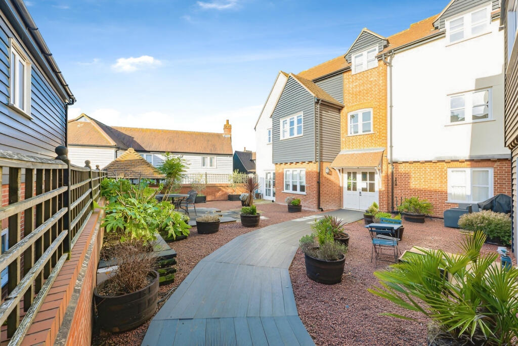 Main image of property: 21 High Street, Benfleet, SS7