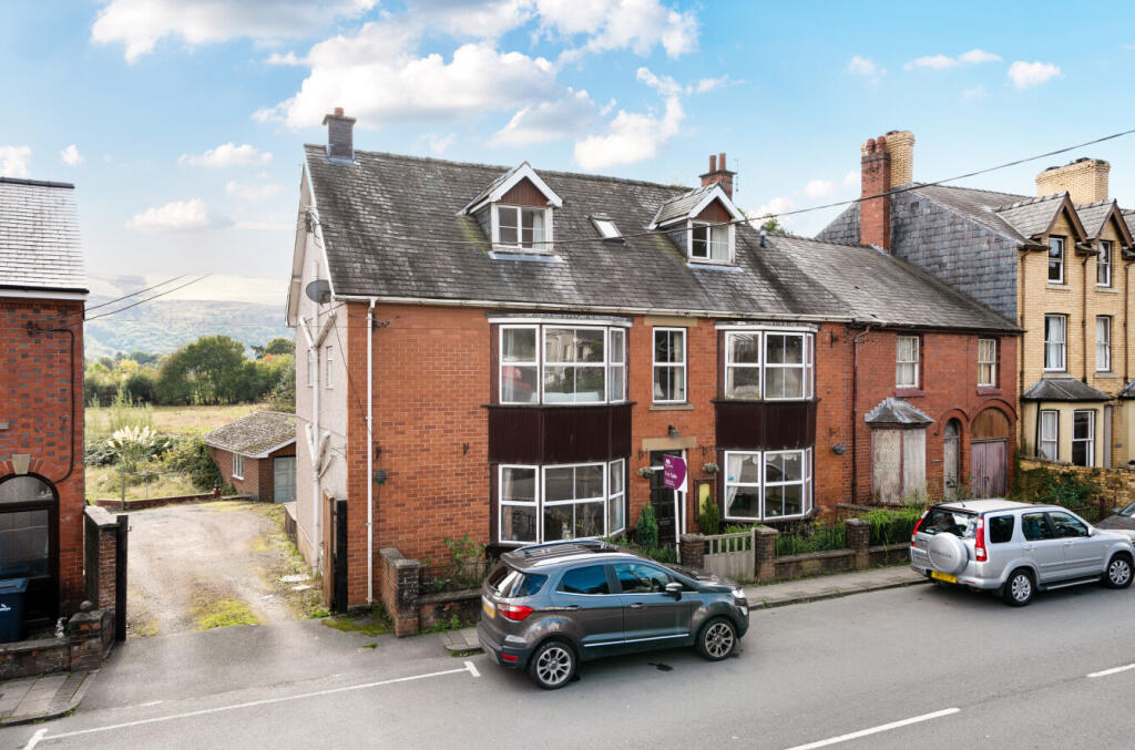 6 bedroom end of terrace house