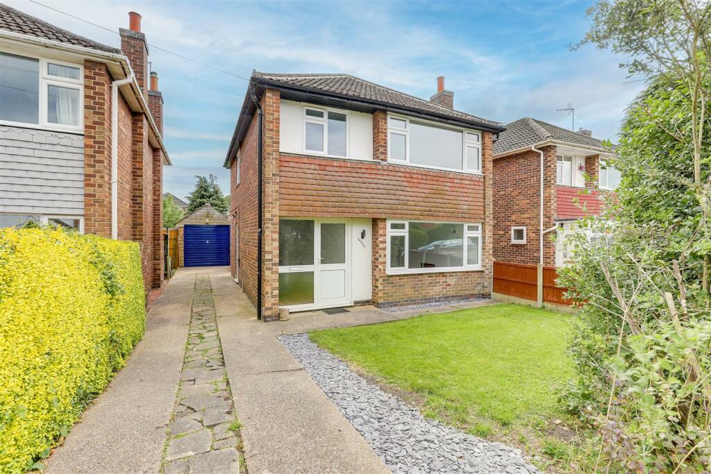 3 bedroom detached house for rent in Grove Road, Bingham, Nottingham