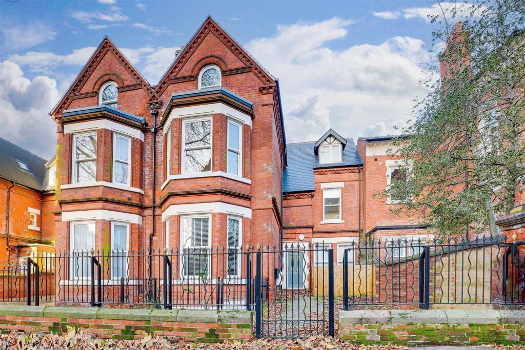 Main image of property: Flat 2, 50, Forest Road West, Nottingham, NG7 4EQ