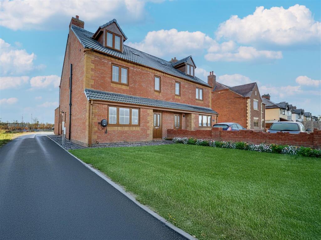 Main image of property: 155a, Coventry Road, Bulkington, Bedworth, CV12 9NB