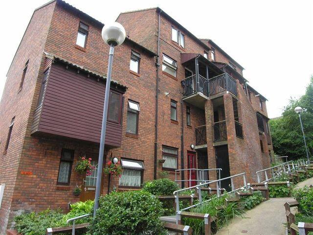 Main image of property: Flat 11 Hilltop Court, Downs Road, Luton, Bedfordshire, LU1 1QE