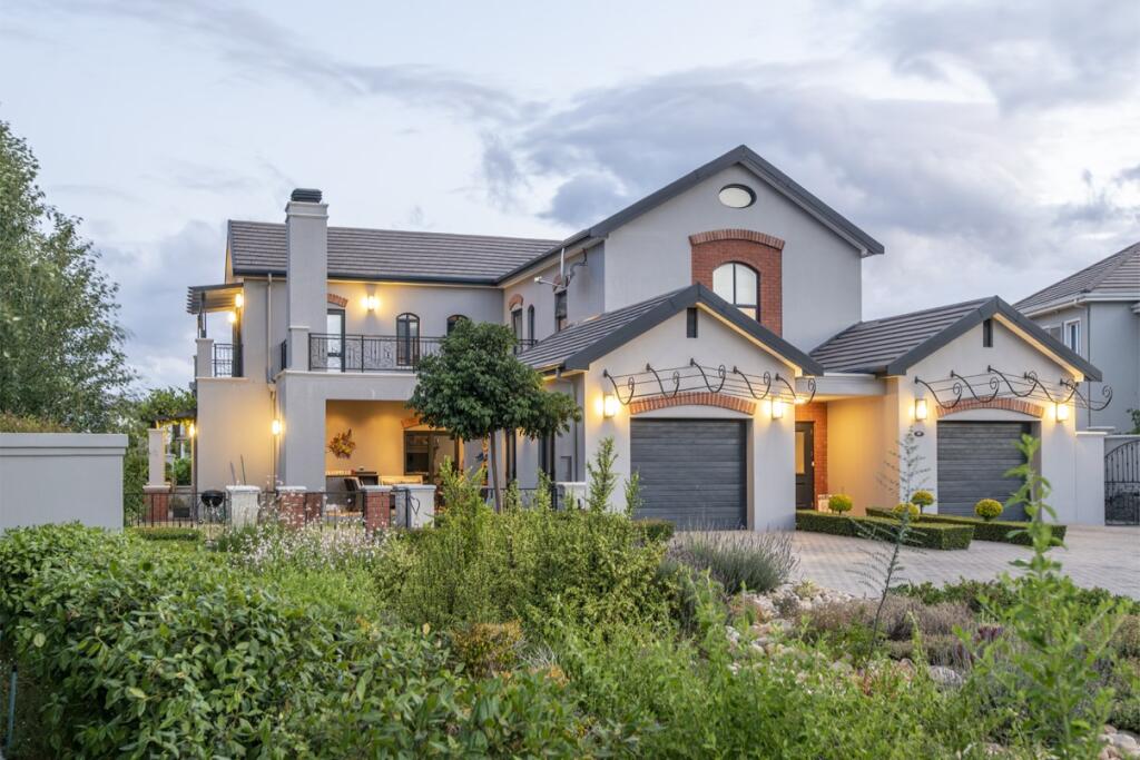 Main image of property: South Africa, Western Cape, Val de Vie Estate