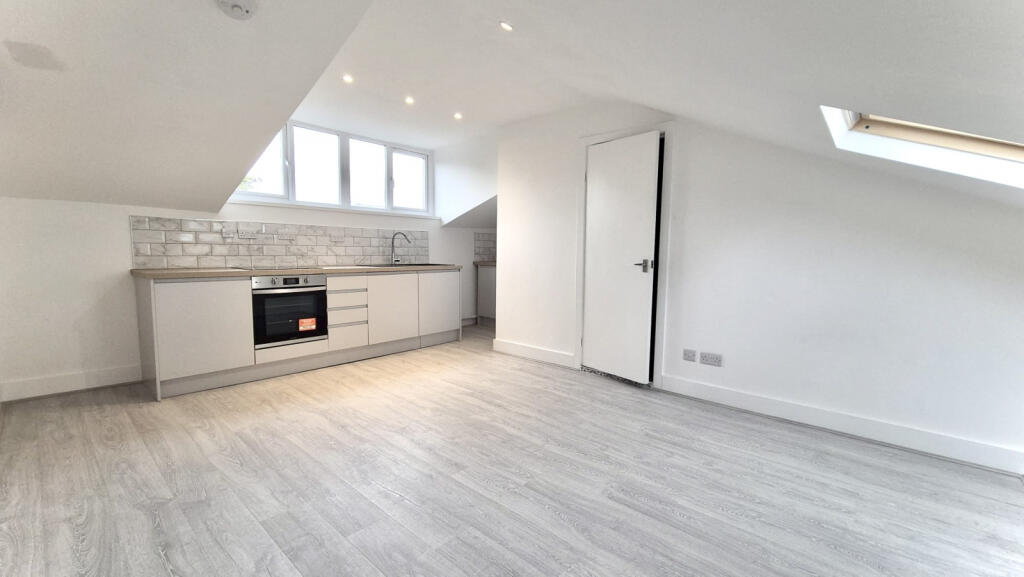 Studio flat for rent in Seven Sisters Road, N7