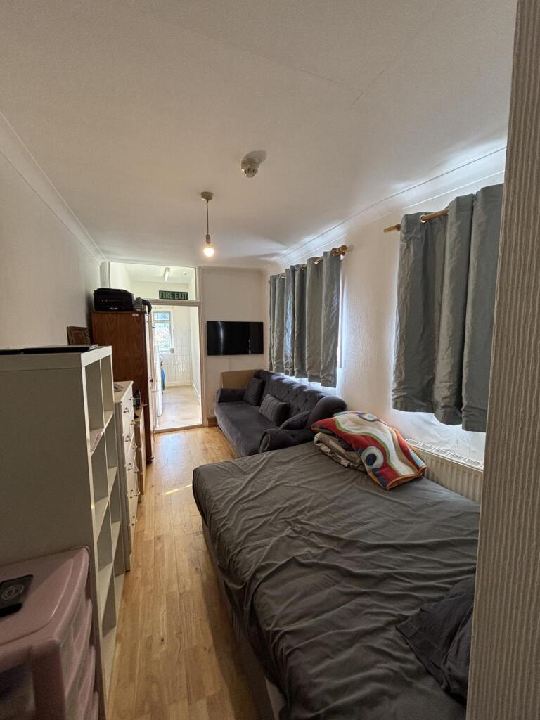 Main image of property: Amberley road , N13