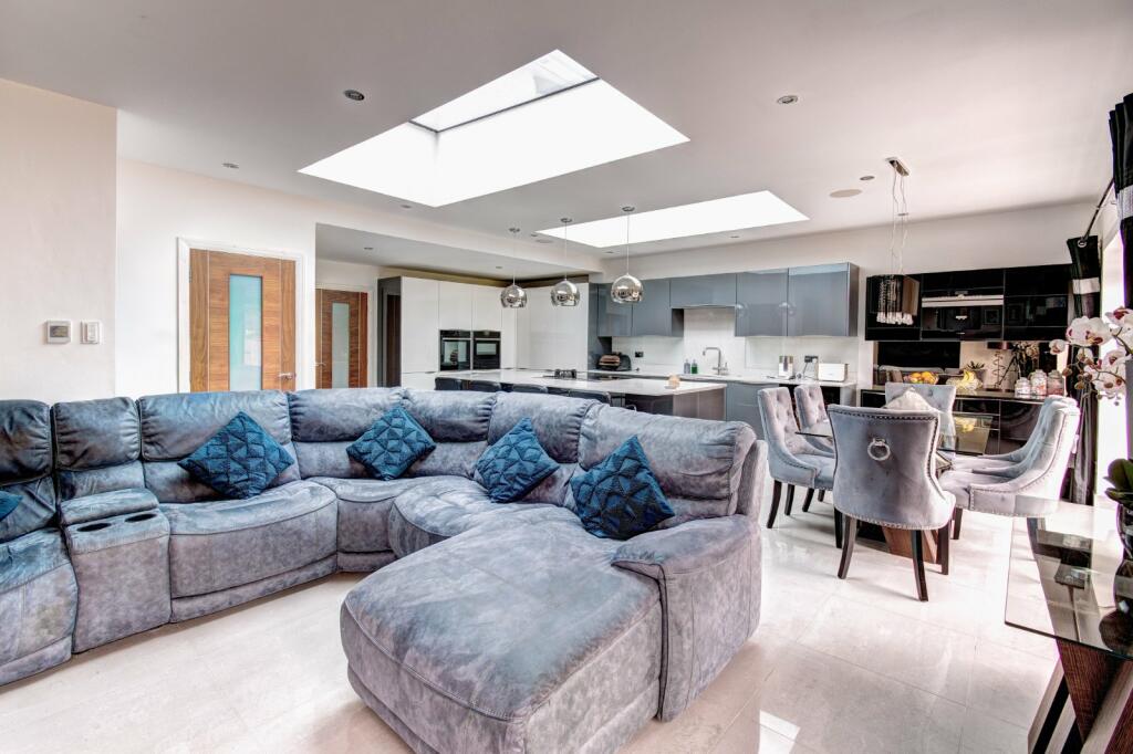 Additional property image - Warwick Road, Solihull, West Midlands, B91