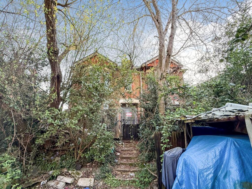 Main image of property: Briarleigh, 76 Victoria Road, Netley Abbey, Southampton, Hampshire, SO31 5DS