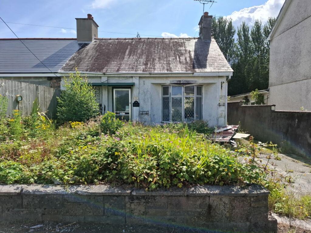 Main image of property: Dolwen, Thornhill Road, Cwmgwili, Llanelli, Dyfed, SA14 6PT