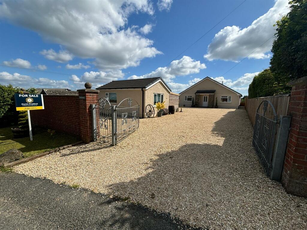 3 bedroom detached bungalow for sale in Four Roads, Kidwelly, SA17