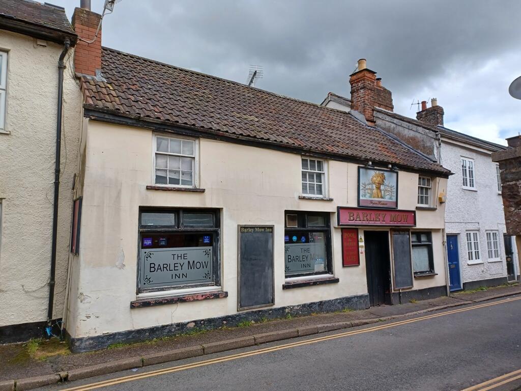 Main image of property: Barley Mow Inn, 97 Barrington Street, Tiverton, Devon, EX16 6QS