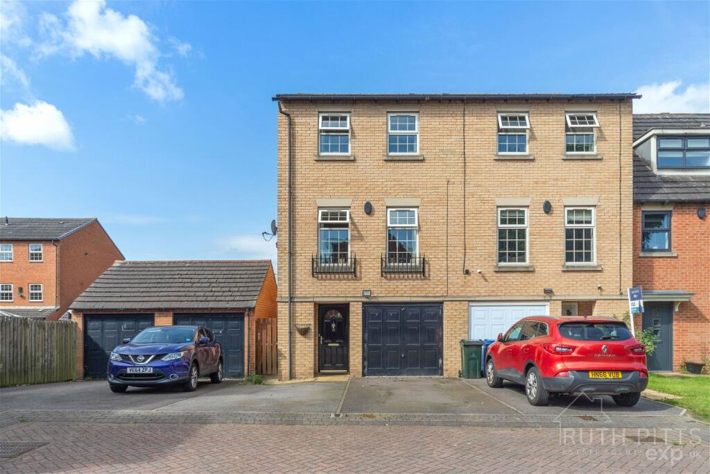 3 bedroom town house for sale in Bretton Close, Brierley, S72