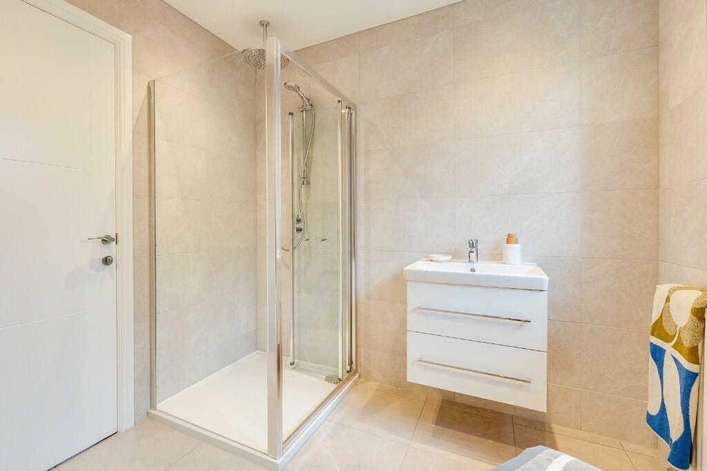 Additional property image - Stunning Craftsman Built Home on a Huge Plot!
