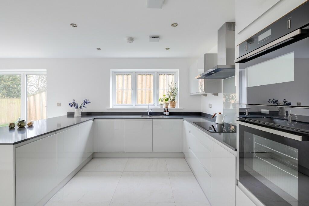 Additional property image - Stunning Craftsman Built Home on a Huge Plot!