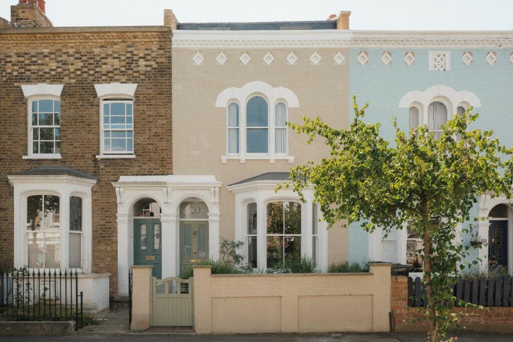 4 bedroom terraced house for sale in Walsingham Road, London, E5