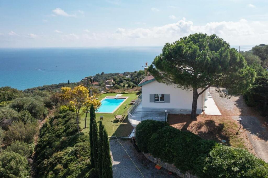 Villa for sale in Liguria, Imperia...