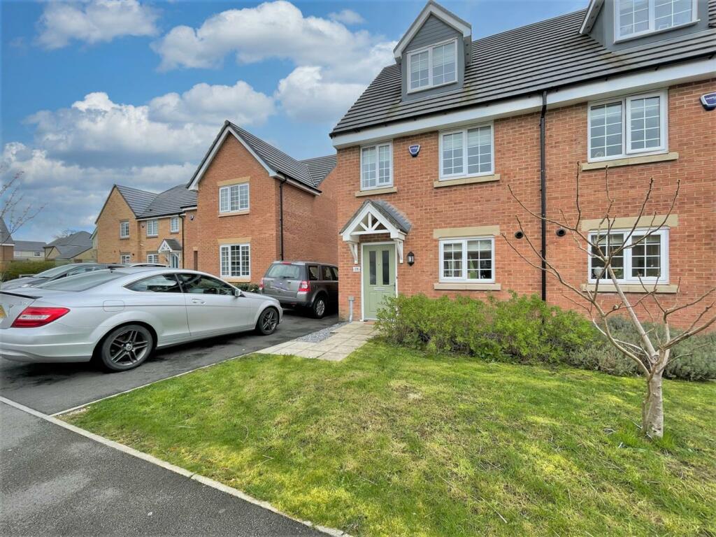 3 bedroom semidetached house for sale in Pendleton Avenue, Clitheroe