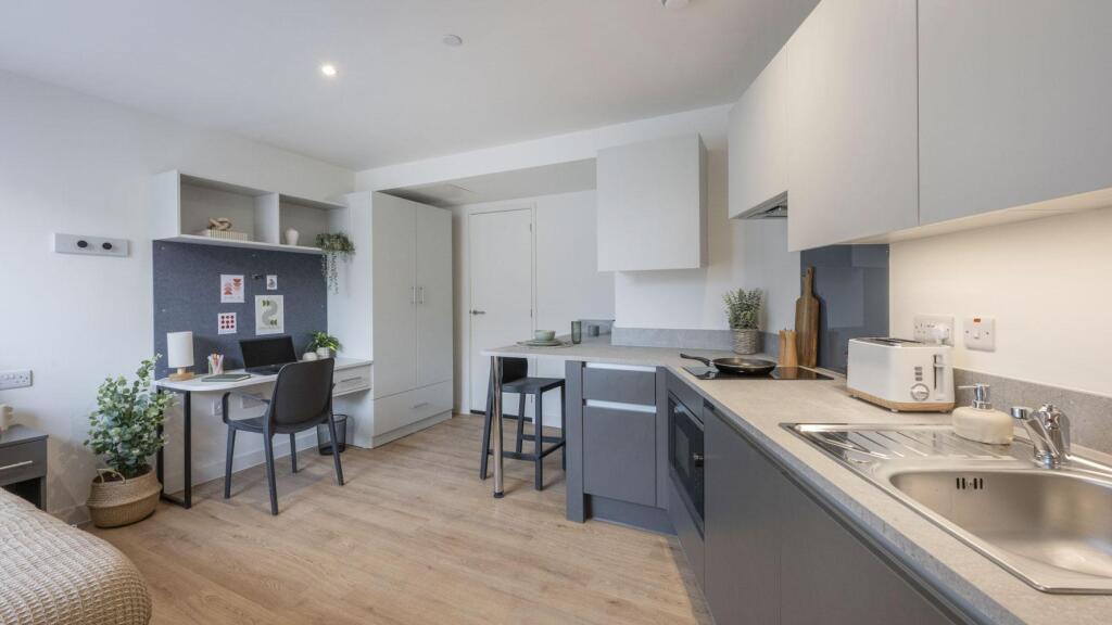 Main image of property: NEWCASTLE | PROFESSIONALS | AVAILABLE NOW
