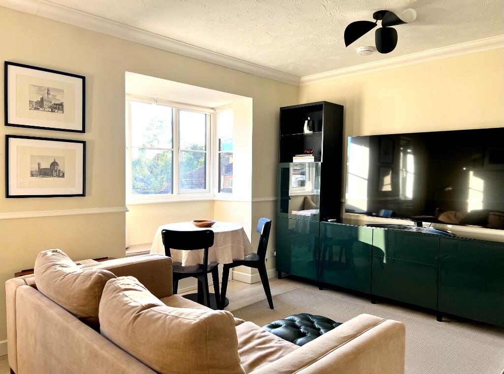 Main image of property: Sunny 2-Bed Flat, Garden View, Walthamstow