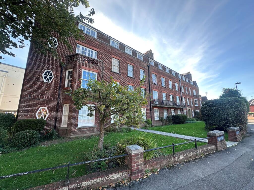 Main image of property: 15 Henstead Court, 37 Devonshire Road, Bedford Place, Southampton, SO15 2GJ