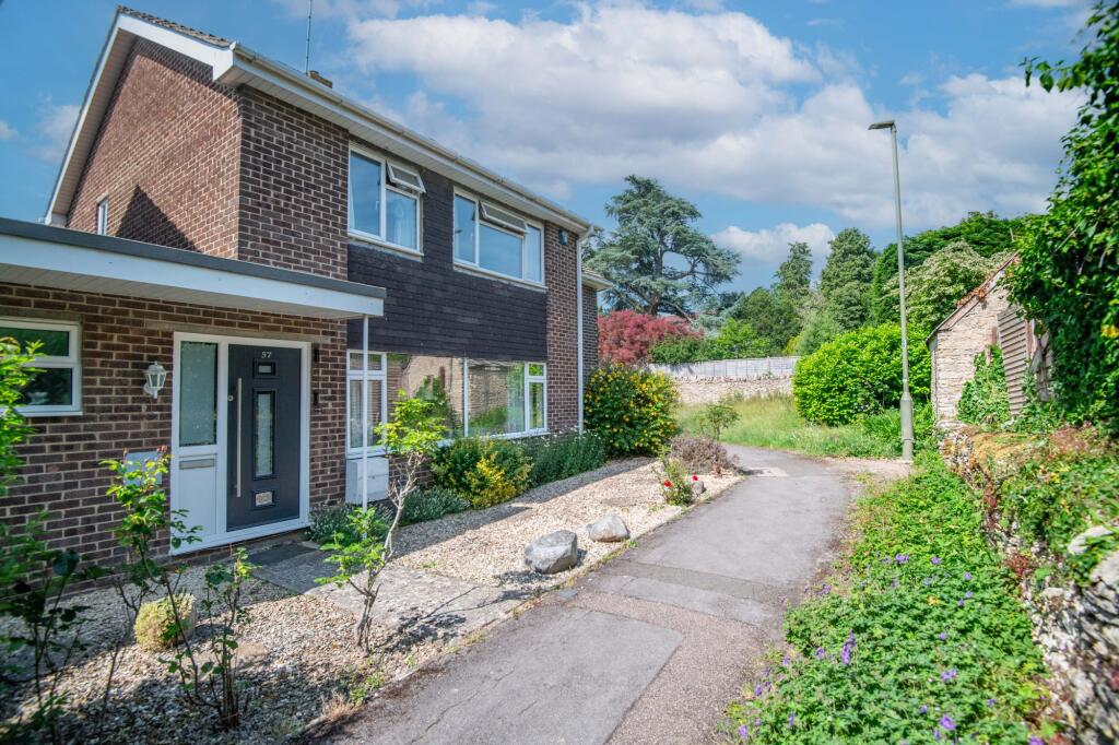 Main image of property: Farmers Close, Witney, OX28