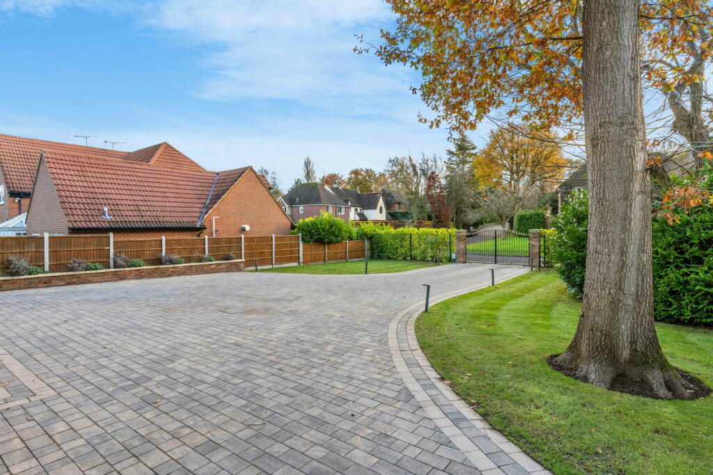 Additional property image - Longaford Way, Hutton Mount, Brentwood, CM13 2LT