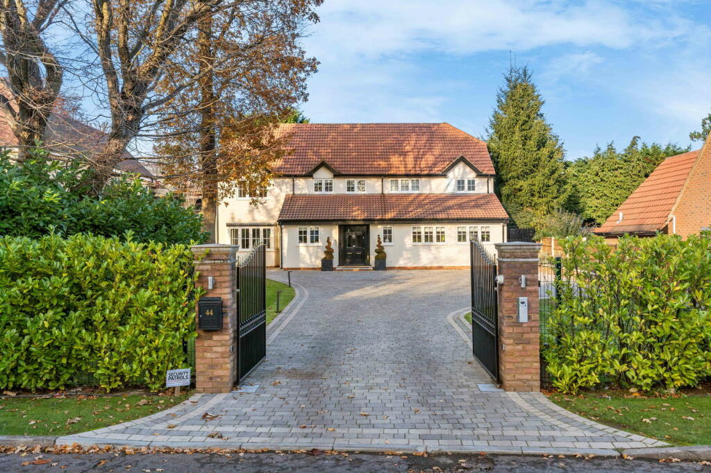 Additional property image - Longaford Way, Hutton Mount, Brentwood, CM13 2LT