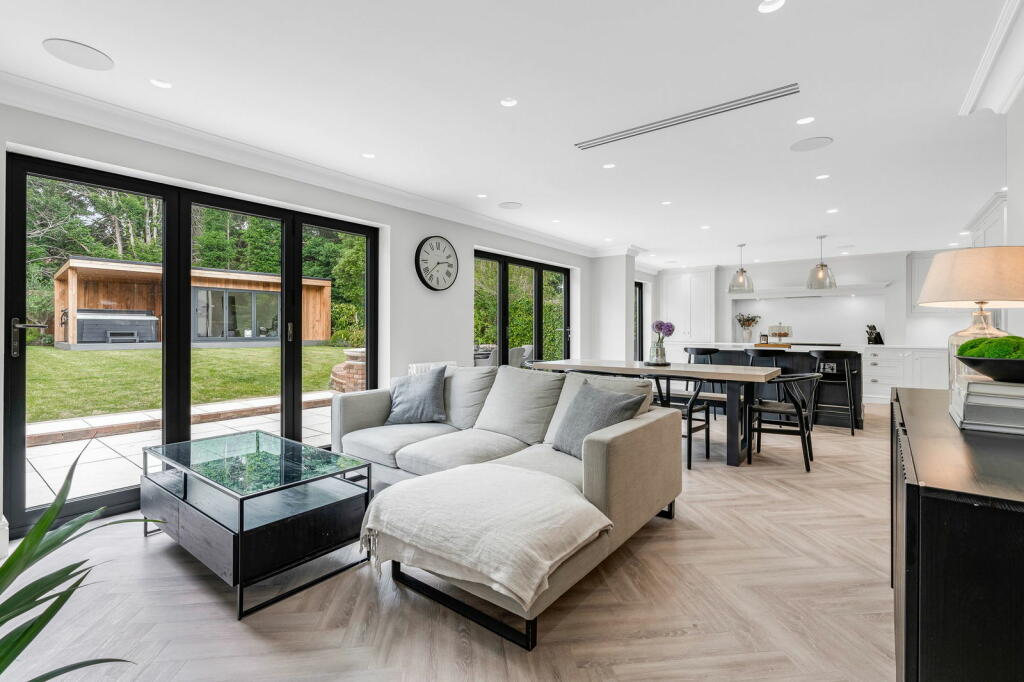 Additional property image - Longaford Way, Hutton Mount, Brentwood, CM13 2LT