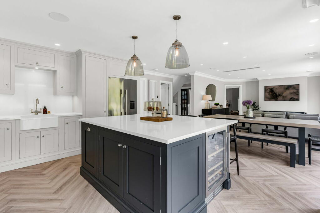 Additional property image - Longaford Way, Hutton Mount, Brentwood, CM13 2LT