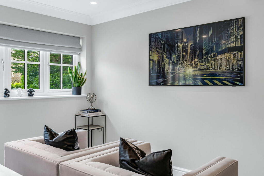 Additional property image - Longaford Way, Hutton Mount, Brentwood, CM13 2LT