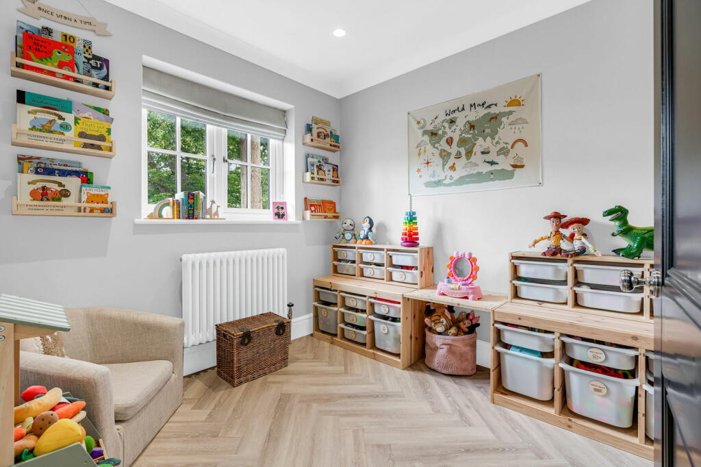 Additional property image - Longaford Way, Hutton Mount, Brentwood, CM13 2LT