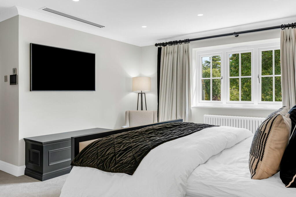 Additional property image - Longaford Way, Hutton Mount, Brentwood, CM13 2LT