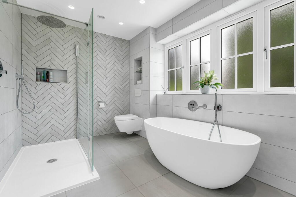 Additional property image - Longaford Way, Hutton Mount, Brentwood, CM13 2LT
