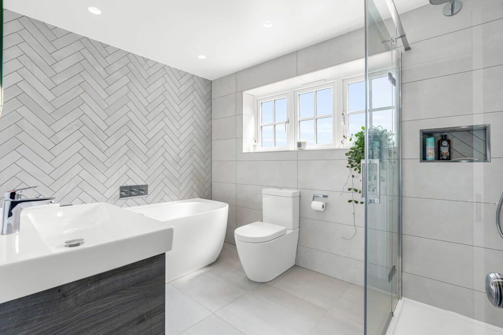 Additional property image - Longaford Way, Hutton Mount, Brentwood, CM13 2LT