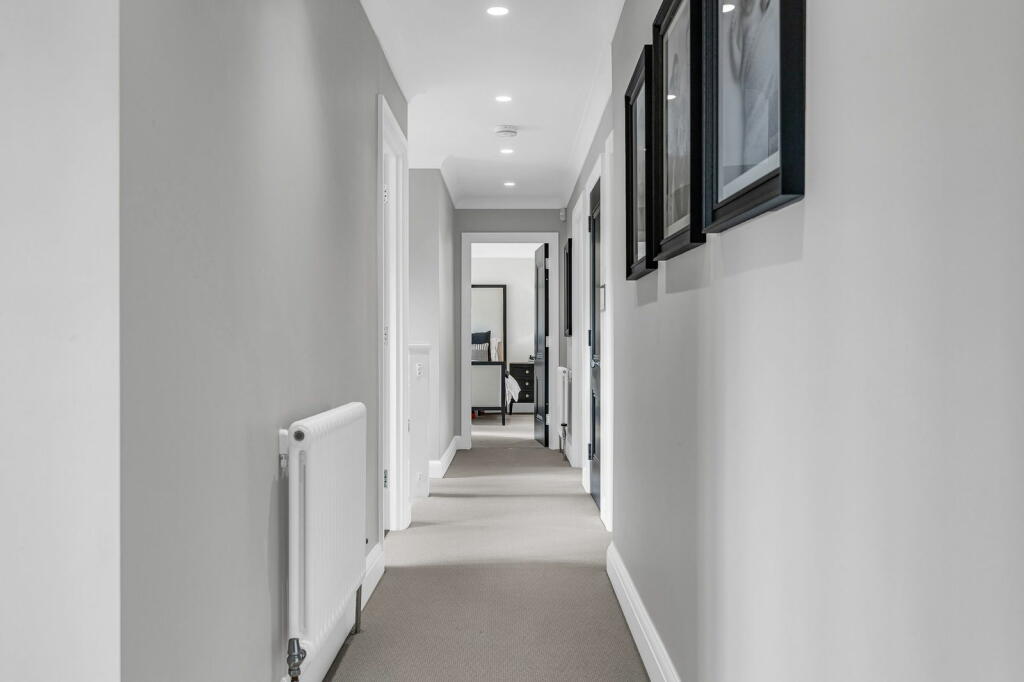 Additional property image - Longaford Way, Hutton Mount, Brentwood, CM13 2LT