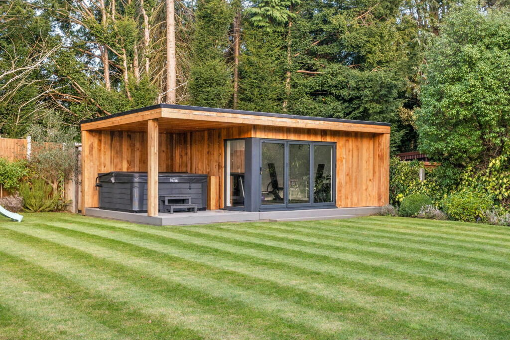Additional property image - Longaford Way, Hutton Mount, Brentwood, CM13 2LT