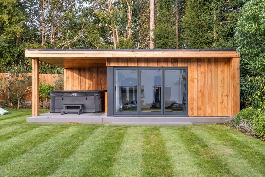 Additional property image - Longaford Way, Hutton Mount, Brentwood, CM13 2LT