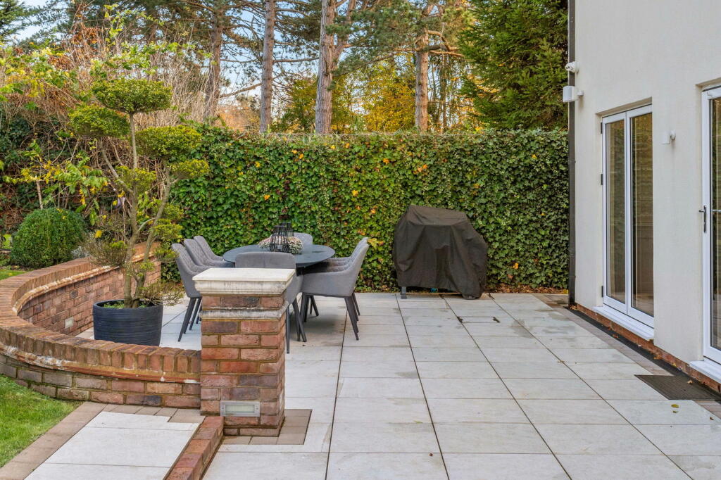 Additional property image - Longaford Way, Hutton Mount, Brentwood, CM13 2LT