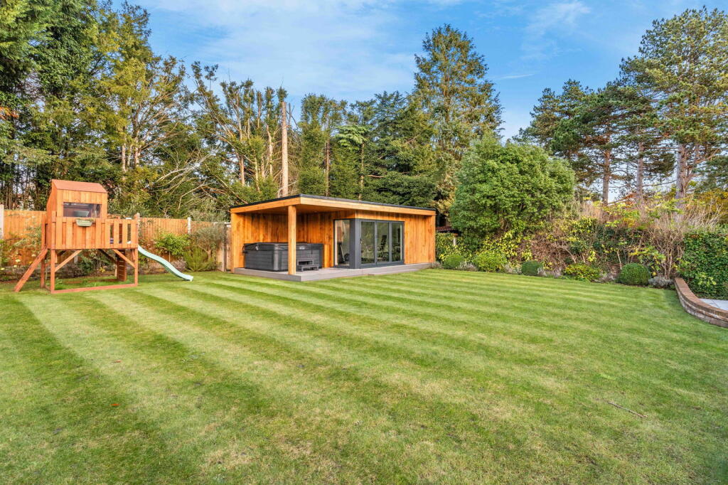 Additional property image - Longaford Way, Hutton Mount, Brentwood, CM13 2LT