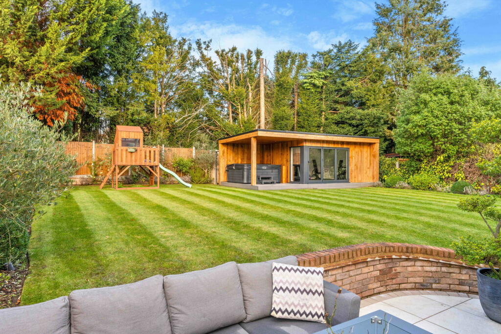 Additional property image - Longaford Way, Hutton Mount, Brentwood, CM13 2LT