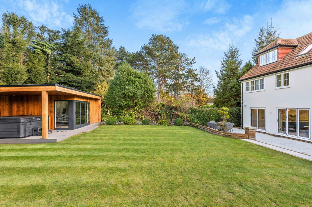 Additional property image - Longaford Way, Hutton Mount, Brentwood, CM13 2LT